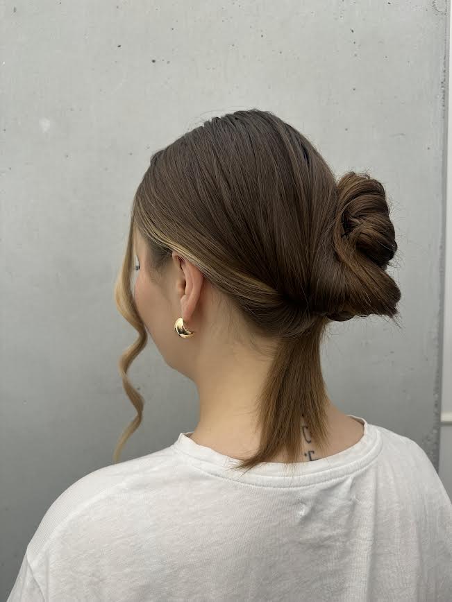 Proste sposoby na urozmaicenie upięcia do pracy – kilka trików, które zmienią Twoją fryzurę!