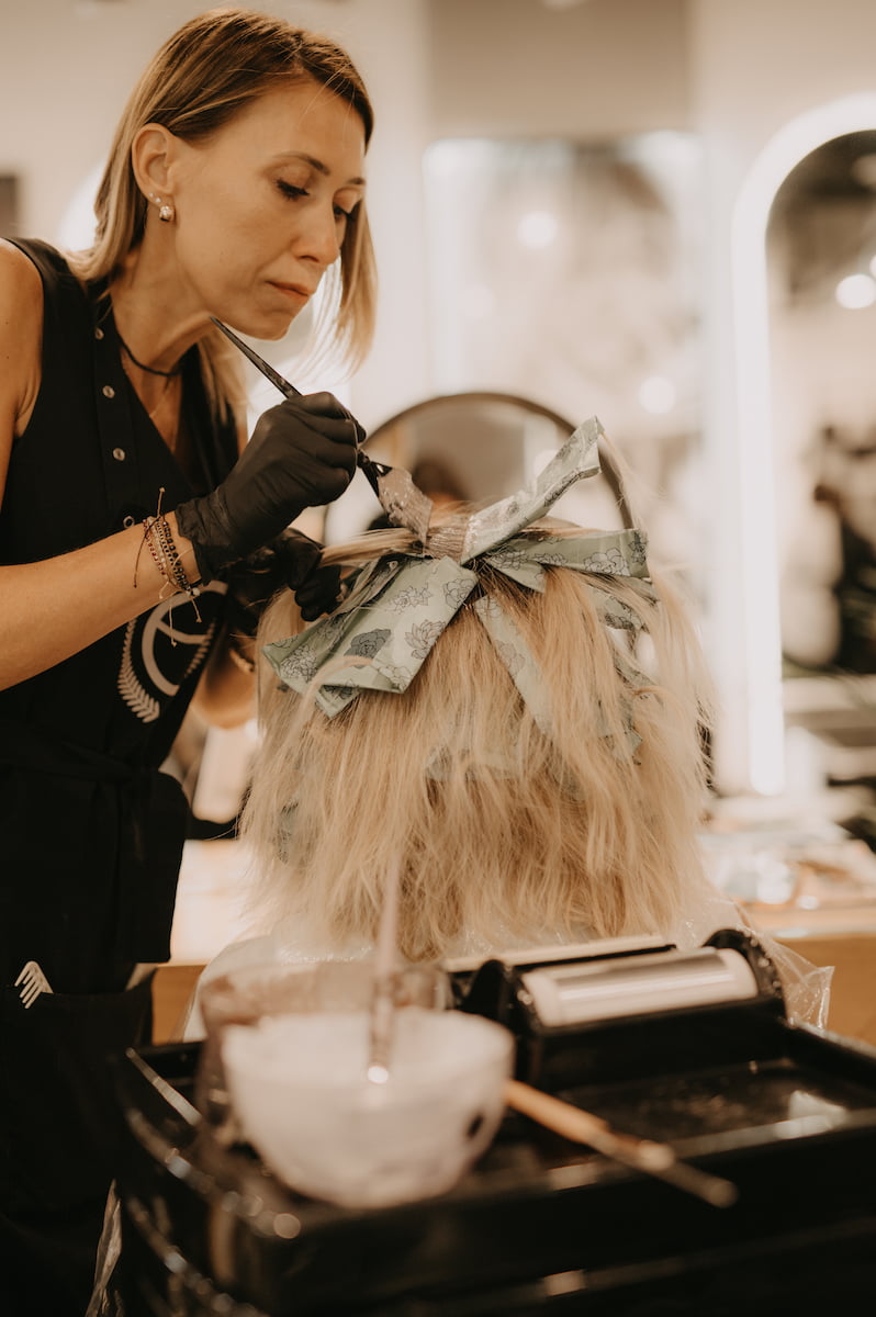 Jak przygotować włosy do farbowania? Sprawdź, co zrobić przed wizytą u fryzjera