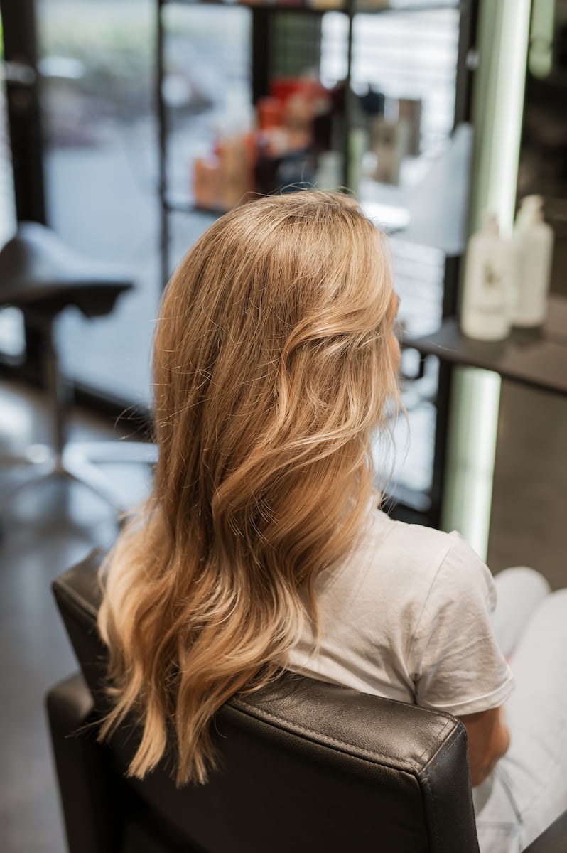 Żółte włosy po rozjaśnianiu? Poznaj sposoby na pozbycie się niechcianego odcienia!