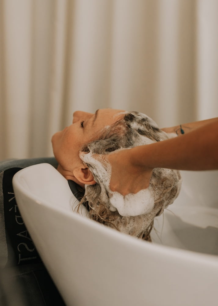 Jak dobrać szampon do swojego typu włosów? Oto nasze wskazówki!