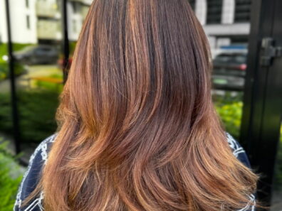 Refleksy na brązowych włosach – sombre, balayage czy pasemka? Porównujemy efekty