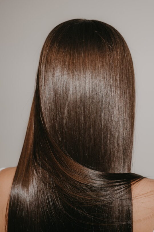 dlaczego włosy się puszą