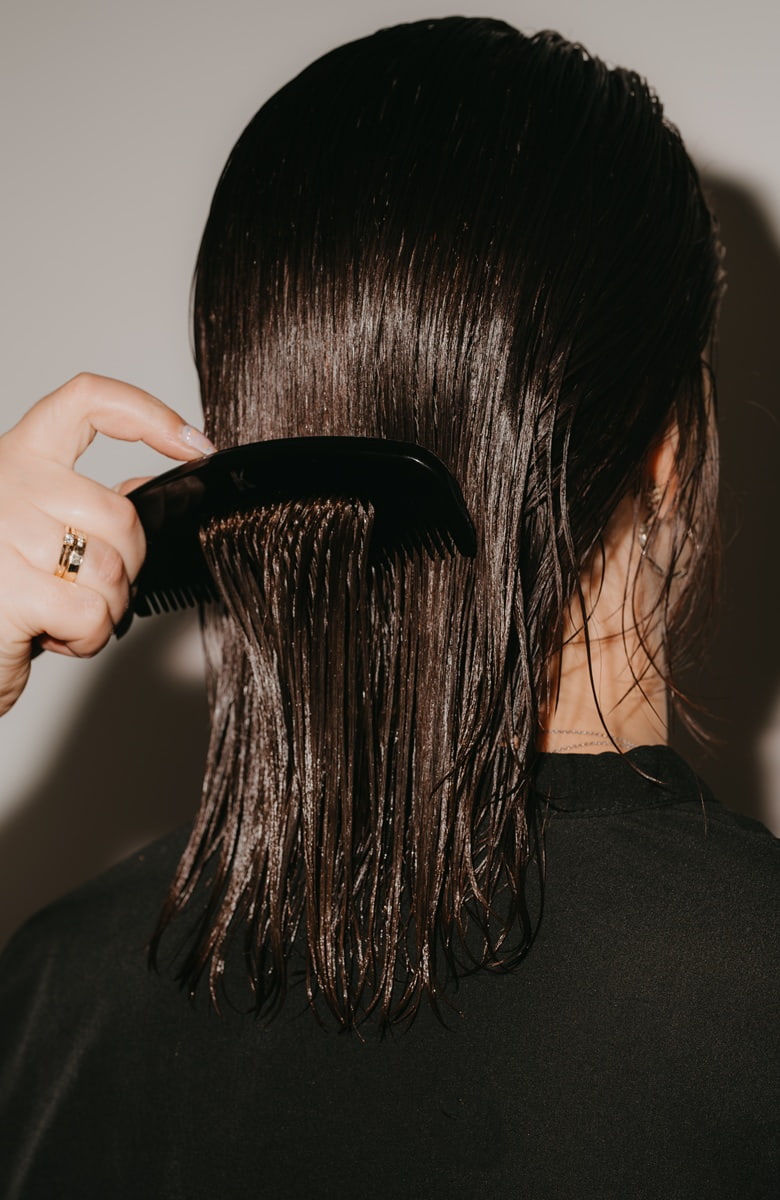 Nie tylko szampon i odżywka – czy Twoje włosy potrzebują protein, emolientów czy humektantów?