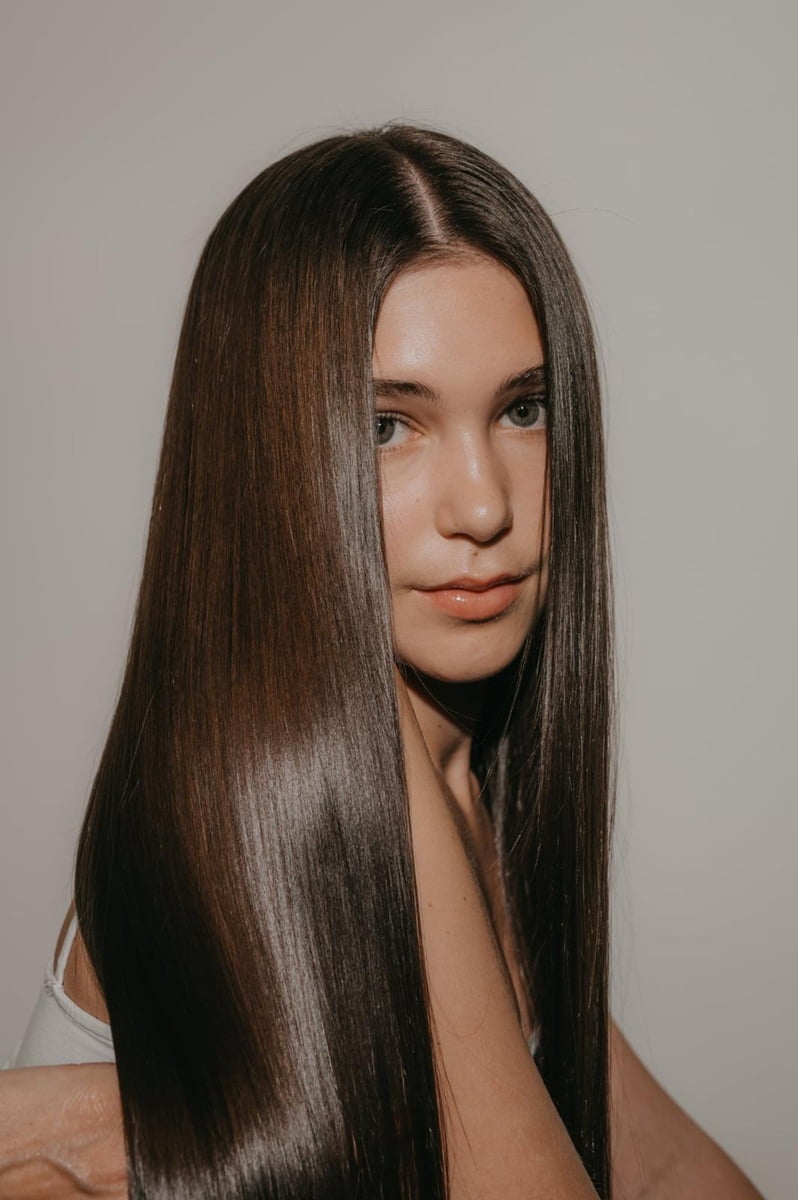 Jak uzyskać “glass hair”? Fryzura z efektem tafli krok po kroku