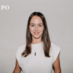 Włosy z założonym topperem Volume Lab - natychmiastowa pełnia i naturalny look